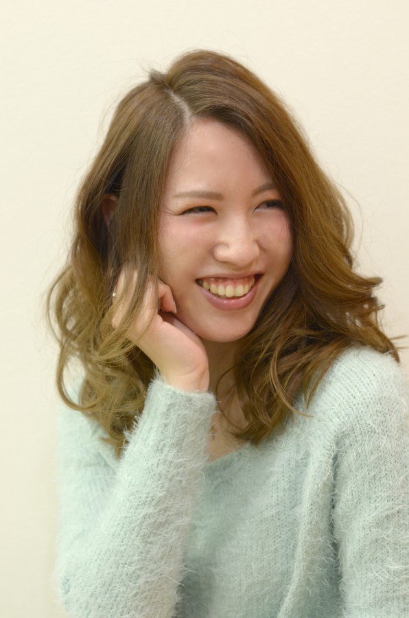 笑顔はじける大人ミディアム写真