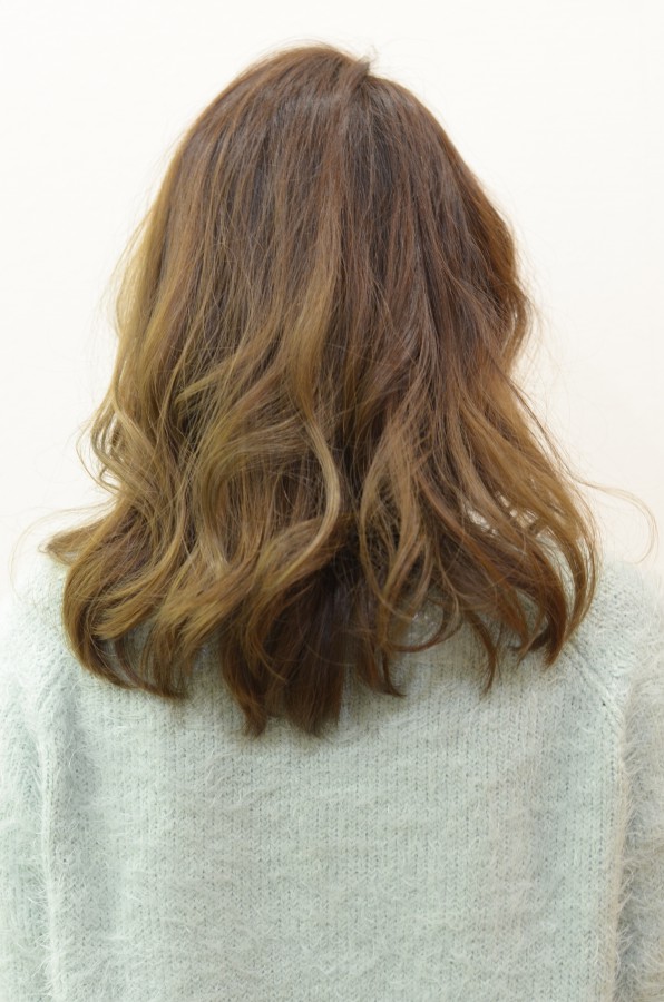 笑顔はじける大人ミディアムBack写真